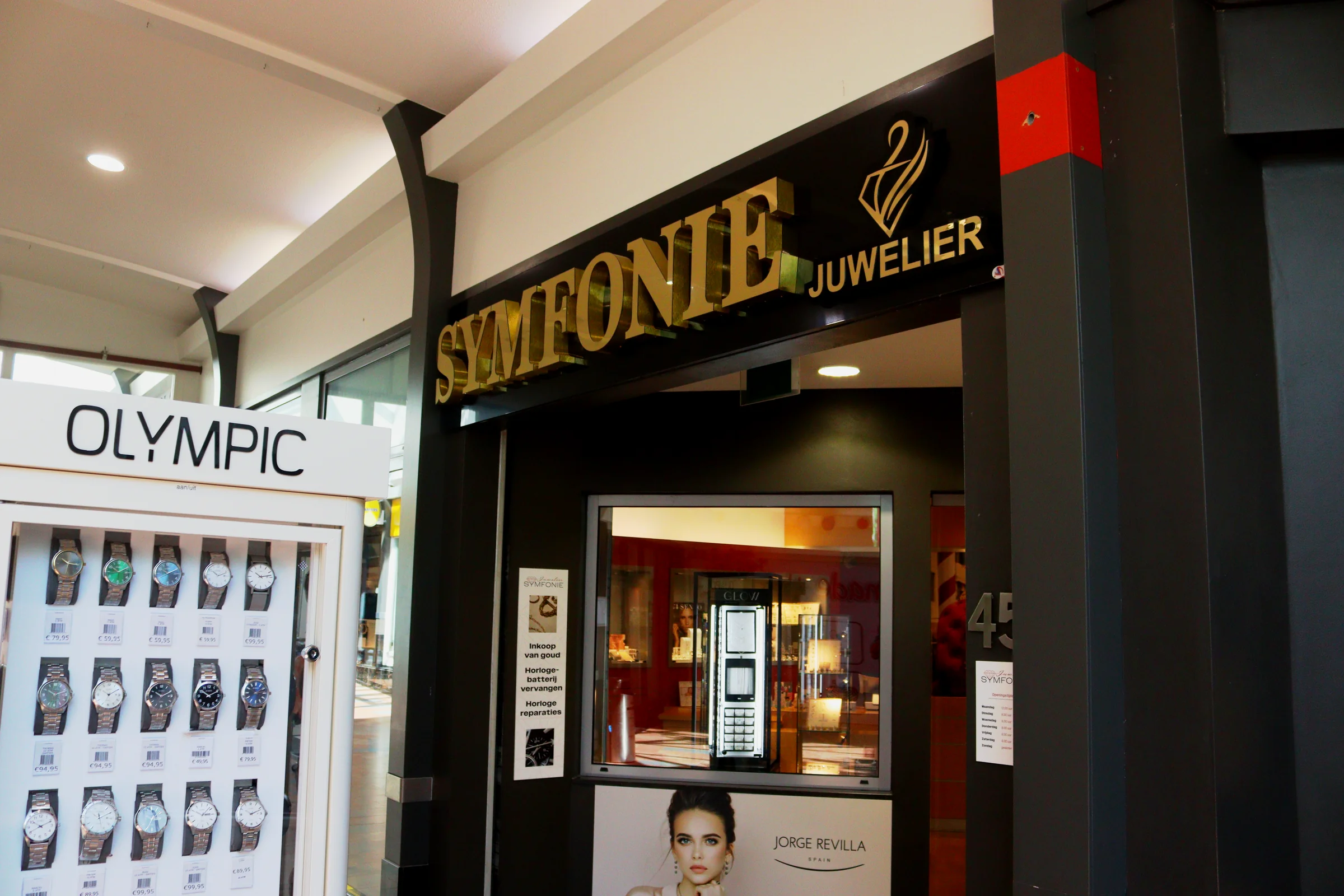 Binnen in Symfonie Juwelier, Nieuw-Vennep
